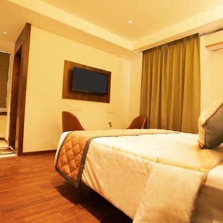 Super Hotel O Nar Comforts Near Ksr Railway Station Bengaluru Kültér fotó